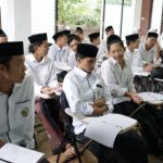 Sejumlah santri ppq safiitunnaja kalibeber mojotengah wonosobo saat mengikuti pelatihan publik speaking di bulan ramadan ini Foto  muharno zarka